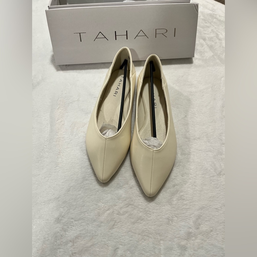 NIB Tahari Paris Ivory Vegan Pointed Toe Flats - Size 7 - Picture 2 of 6